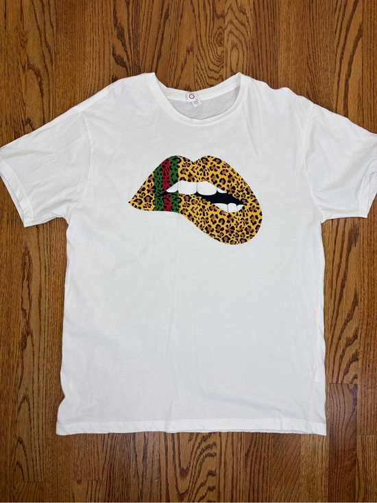 Circle Clothing Tops - Leopard Print Lip Design White Graphic Tee (L)